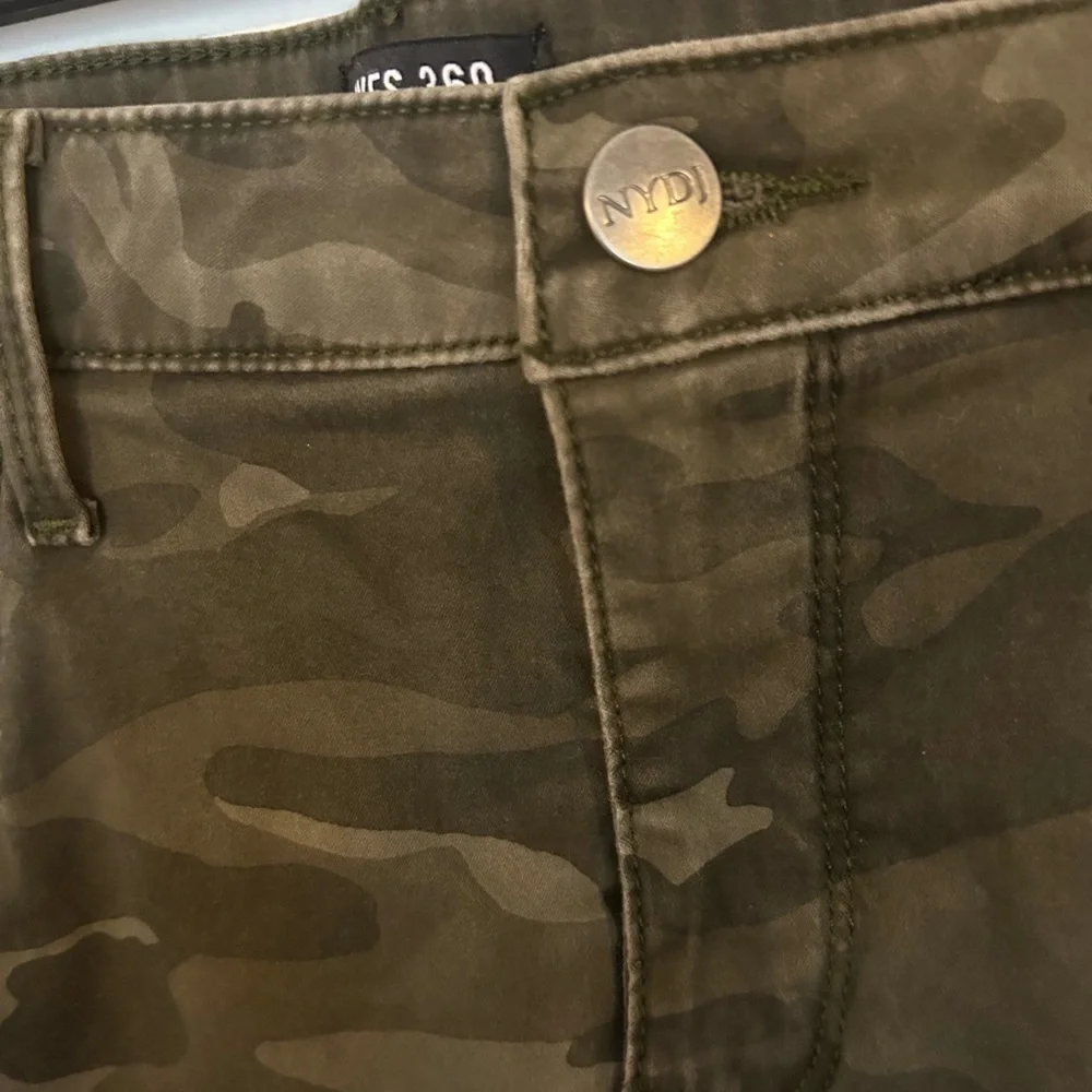 NYDJ Cirves 360 Stretchy Camouflage-Print Tummy-Control Skirt Size 8